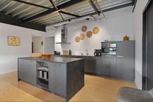 Kuchyň nebo kuchyňský kout v ubytování Dock Hotel Stellendam