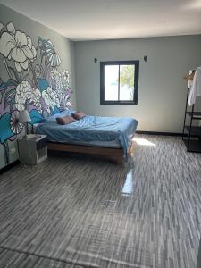 ein Schlafzimmer mit einem Bett und einem Gemälde an der Wand in der Unterkunft House Sea Front view - Swimming Pool in Ko Chang + 12 Fotos