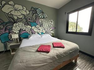 ein Schlafzimmer mit einem Bett mit zwei roten Handtüchern darauf in der Unterkunft House Sea Front view - Swimming Pool in Ko Chang