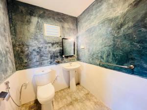 尼甘布克尚度假屋的带马桶和水槽的浴室 更多139张照片