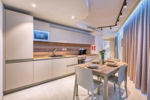 Kuchyň nebo kuchyňský kout v ubytování Mercury Suites 1BR Apartment - 7th Floor