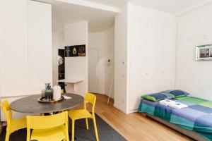 une chambre avec une table, des chaises et un lit dans l'établissement 009 - Corso Palestro - Historic Center Design Flat, à Brescia