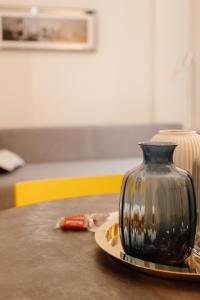 un vase bleu assis sur une plaque sur une table dans l'établissement 009 - Corso Palestro - Historic Center Design Flat, à Brescia