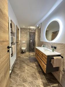 een badkamer met een wastafel en een douche bij MH Appartement Hochwimmer in Saalbach Hinterglemm