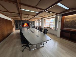 a large conference room with a long table and chairs at D'Acosta Hotel Belencito in Nobsa