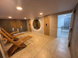 a room with two chairs and a table and a mirror at D'Acosta Hotel Belencito in Nobsa
