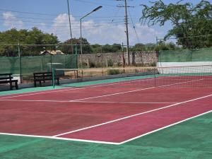 Tenis a/nebo squash v ubytování Karibuni, Villa 107, Beachfront Stay with Restaurant, Pool & Bar nebo okolí