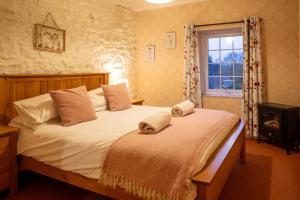 En eller flere senge i et værelse på Highcroft at Wetheral Cottages