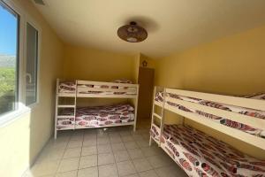 Postel nebo postele na pokoji v ubytování Les hauts d'Embres havre de paix pour 8