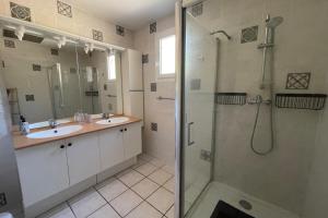 Koupelna v ubytování Les hauts d'Embres havre de paix pour 8