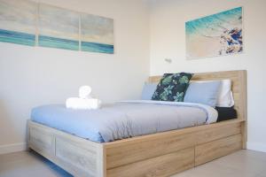 En eller flere senge i et værelse på Pool view, BBQ, wifi, walk to Mandurah foreshore! + 50 billeder