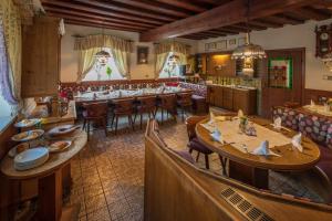 a restaurant with tables and chairs and a bar at Frühstückspension Wahl in Ruprechtshofen