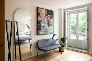 波尔图Gharb的客厅配有椅子和镜子