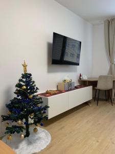 Et tv og/eller underholdning på Stylish New Apartment with Parking Place + 2 billeder