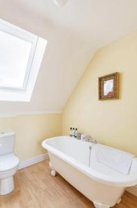 Et badeværelse på Cotswolds Eco House + 28 billeder