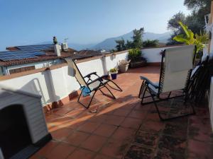 zwei Stühle auf dem Dach eines Hauses in der Unterkunft Suite de invitados independiente in Cerdanyola del Valles