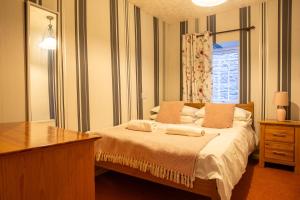 una camera con un letto, un comò e una finestra di Windale at Wetheral Cottages a Great Salkeld