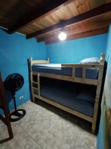 1 Schlafzimmer mit 2 Etagenbetten in einem blauen Zimmer in der Unterkunft Casa de Praia Maresias in Maresias
