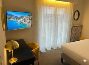 Μια τηλεόραση ή/και κέντρο ψυχαγωγίας στο Cit'Hotel Logis De Brou, Bourg en Bresse