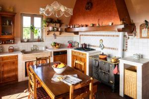 Η κουζίνα ή μικρή κουζίνα στο Historic Estate With Two Pools In Tuscani