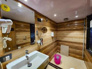 Et badeværelse på Arcadian Hotel