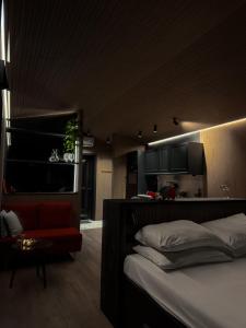 Un dormitorio con una cama y una silla roja. en Lyngen Aurora Resort, en Koppangen 15 fotos más