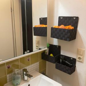 een badkamer met een wastafel en een spiegel bij Apartment Geigelsteinstrasse in Schleching