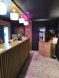 een restaurant met een balie met een kassa bij Atlas Hotel in Alma-Ata +57 foto's