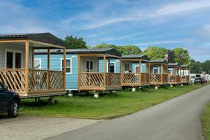 een rij blauwe huizen langs de kant van de weg bij KNAUS Campingpark Meppen in Meppen