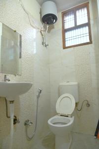 Et badeværelse på KASI Heritage Haven Spacious 3BHK in Varanasi + 6 billeder