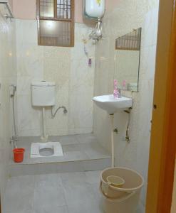 Et badeværelse på KASI Heritage Haven Spacious 3BHK in Varanasi