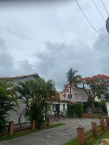 ein Gebäude mit Palmen davor in der Unterkunft Almeida dos camaroes in Cabo Frio + 2 Fotos