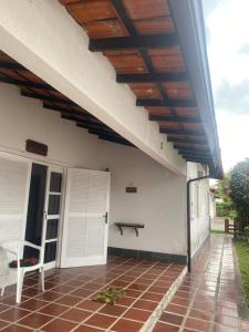 eine Terrasse mit Markise und einer Bank an einem Haus in der Unterkunft Almeida dos camaroes in Cabo Frio