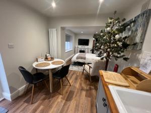 ein Wohnzimmer mit einem Weihnachtsbaum und ein Schlafzimmer in der Unterkunft Cosy countryside stay near Bath with free parking in Bath