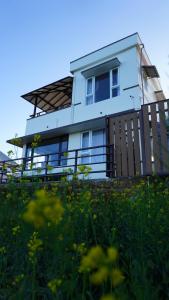 een wit huis met een hek en een bloemenveld bij Luxurious Private Vantage Villa - Kotagiri in Kotagiri