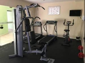 ein Fitnessstudio mit zwei Heimtrainern und einem Laufband in der Unterkunft Duplex de Frente para a Praia - Angra Inn in Angra dos Reis