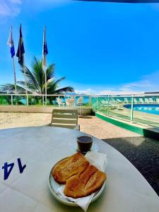 ein Tisch mit zwei Brotscheiben darauf in der Unterkunft Duplex de Frente para a Praia - Angra Inn in Angra dos Reis