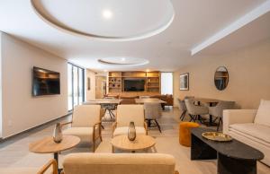 a living room with a couch and chairs and a table at Luxury 2BR with Pool, Gym & Coworking in Mexico City