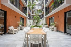 an empty courtyard with a wooden table and chairs at Luxury 2BR with Pool, Gym & Coworking in Mexico City