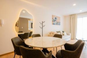 a living room with a table and chairs at Luxury 2BR with Pool, Gym & Coworking in Mexico City