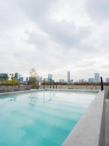 a swimming pool with a city skyline in the background at Luxury 2BR with Pool, Gym & Coworking in Mexico City