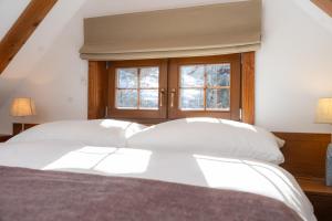 En eller flere senge i et værelse på Apartmány SKI Jezersko