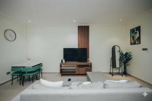 Et tv og/eller underholdning på The Veron, Dzorwulu