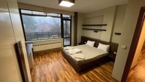 Giường trong phòng chung tại Yarema Forest House