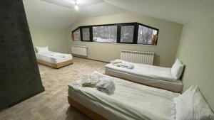 Giường trong phòng chung tại Yarema Forest House