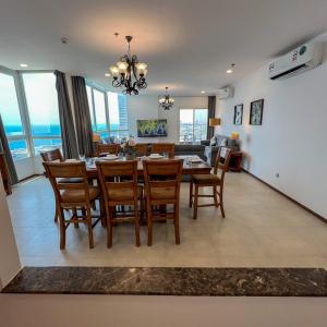 ein Esszimmer mit Tisch und Stühlen in der Unterkunft Trio Sea View شقة تريو البحرية in Dschidda