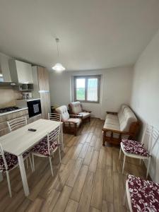 een keuken en woonkamer met een tafel en stoelen bij Enjoy The Silence Flat in Orosei +15 foto's