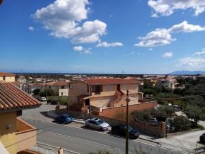 een uitzicht vanaf het dak van een huis bij Cozy And Cool Flat in Orosei