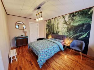 a bedroom with a bed and a painting on the wall at Gîte avec sauna in Soucht