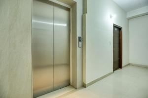 einen Aufzug in einem Gebäude mit Glastür in der Unterkunft Hotel Arjun Near Sector 20 Panchkula in Rāmgarh